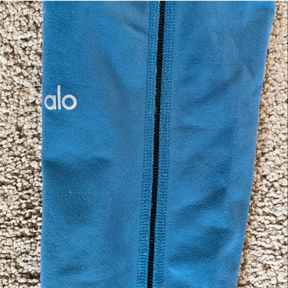 Alo Yoga Peacock Blue Leggings With details on back of the legs size Large EUC - Picture 4 of 7